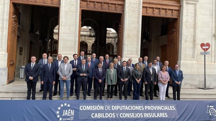 Foto de familia de la Comisión de Diputaciones Provinciales, Cabildos y Consejos Insulares