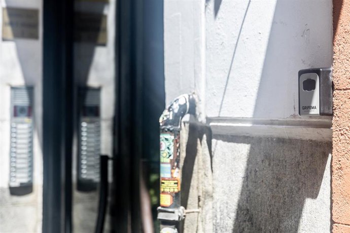 Archivo - Caja de llaves de un apartamento turístico, a 1 de julio de 2025, en Madrid (España)