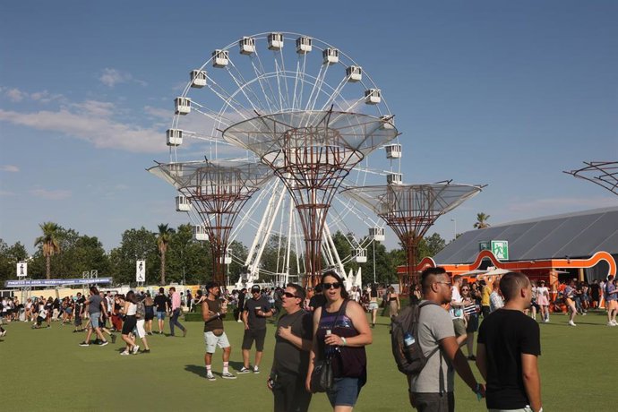 Archivo - Ambiente durante el primer día del festival Mad Cool 2022 en Valdebebas, a 6 de julio de 2022, en Madrid (España). El festival de música más grande de Madrid, el Mad Cool, se une este julio a los grandes formatos que regresan tras la pandemia, y