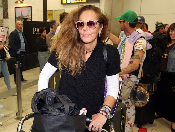Rocío Carrasco llega al aeropuerto de Madrid tras dos meses de rodaje del programa de televisión 'Hasta el fin del mundo' por América Latina