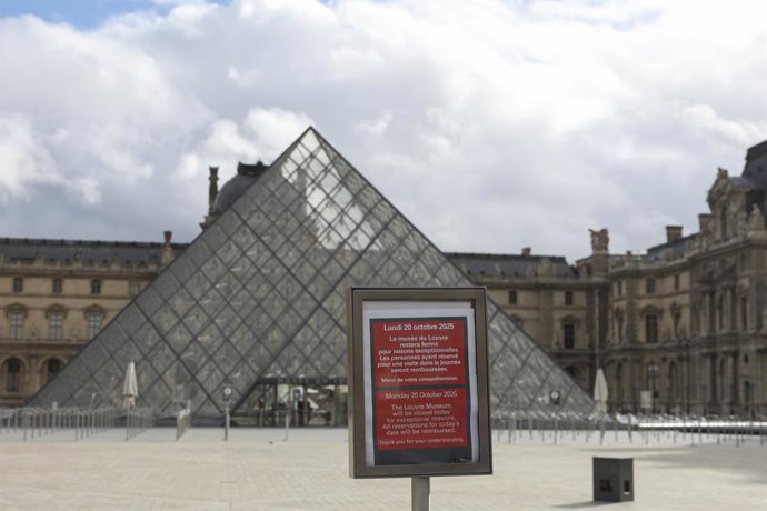 20 de outubro de 2025, Paris, França, França: Fechamento do Museu do Louvre na segunda-feira, 20 de outubro de 2025, após o roubo no domingo, 19 de outubro de 2025.