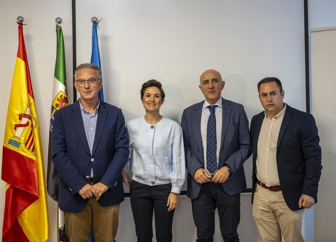 Autoridades participan en la firma del convenio para acondicionar la carretera de Barbaño a la EX-328