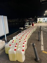 Recuperan 99 bidones de gasolina tras una persecución por el mar