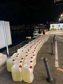 Bidones de gasolina recuperados del mar tras la persecución de una embarcación en aguas de Gibraltar.