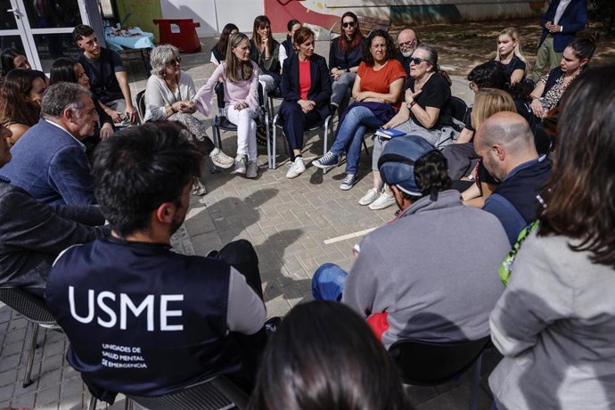 La ministra de Sanidad, Mónica García, se reúne con afectados por la dana, asociaciones de víctimas y equipos de respuesta en Catarroja 