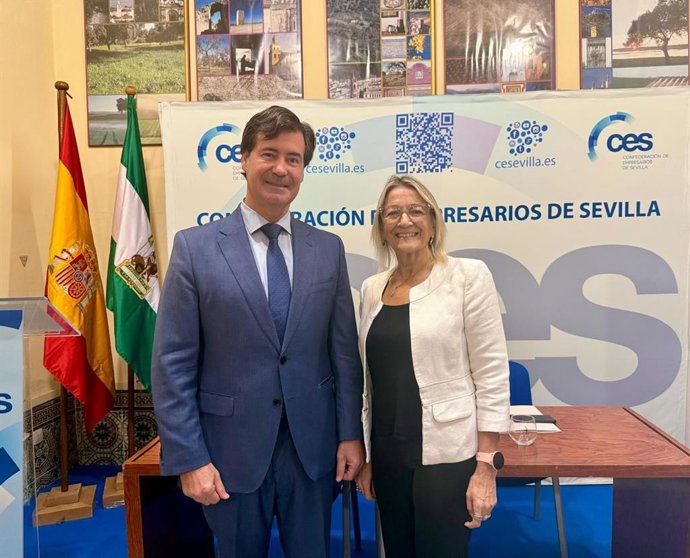 La delegada del Estado para la Zona Franca de Sevilla, Carmen Tovar, y el presidente de la CES, Miguel Rus, firman un acuerdo de colaboración