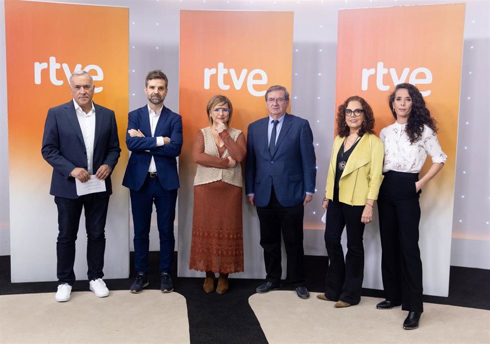 El director de Informativos de TVE, Jon Aritzmuño, el secretario de Estado de Memoria Democrática, Fernando Martínez López, la directora del documental, Ángela Gallardo, la directora de Contenidos Digitales Informativos de RTVE, Pilar Bernal y el period