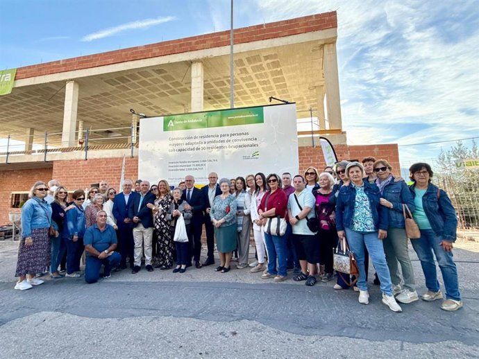 Asistentes al acto de colocación de la primera piedra de la residencia.