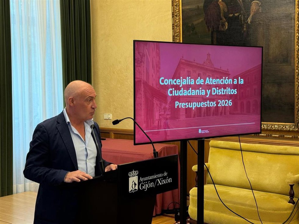 El concejal de Atención a la Ciudadanía, Distritos, Mercados, Consumo y Archivo Municipal del Ayuntamiento de Gijón, Abel Junquera, en rueda de prensa en el Consistorio gijonés.