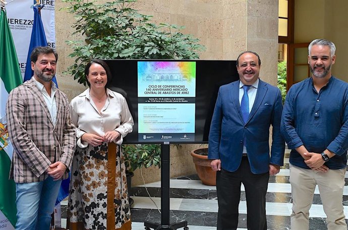 Nela García y Francisco Zurita presentando las conferencias con motivo de la conmemoración del 140 aniversario del Mercado Central de Abastos.