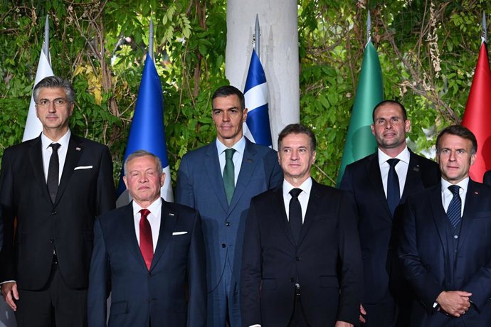 O Presidente do Governo, Pedro Sánchez, posa com os líderes dos países MED-9 da UE e o Rei da Jordânia, Abdullah II, em 20 de outubro de 2025, em Portoroz (Eslovênia). Sánchez viaja para a Eslovênia na segunda-feira para participar da cúpula de líderes do