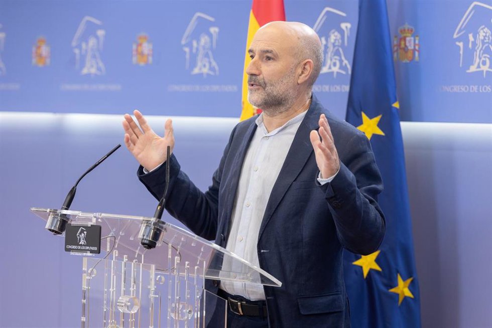 El diputado del BNG Néstor Rego durante una rueda de prensa anterior a la Junta de Portavoces, en el Congreso de los Diputados, a 23 de septiembre de 2025, en Madrid (España).