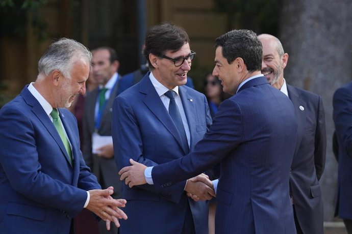 Archivo - El ministro Ángel Víctor Torres; el presidente de la Generalitat de Cataluña, Salvador Illa; y el presidente de la Junta de Andalucía, Juanma Moreno, en la XXVIII Conferencia de Presidentes celebrada en Barcelona en junio.