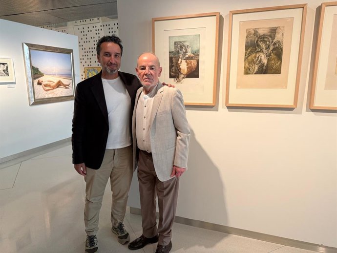 Encuentro entre el pintos Eduardo Naranjo y el diputado del Área de Cultura, Deportes y Juventud, Ricardo Cabezas