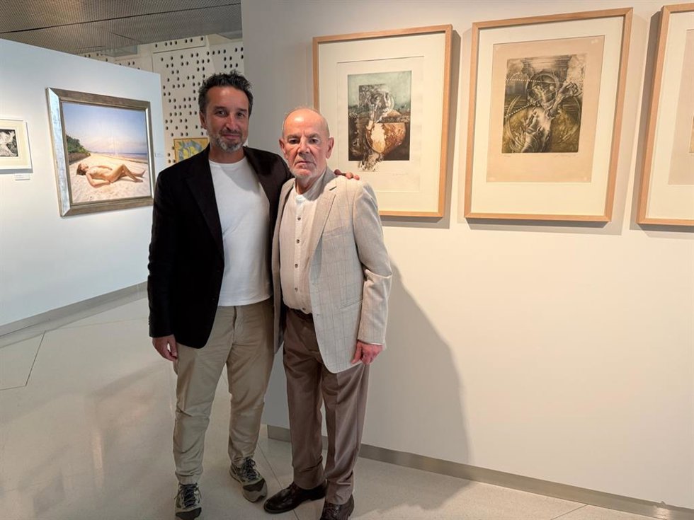 Encuentro entre el pintos Eduardo Naranjo y el diputado del Área de Cultura, Deportes y Juventud, Ricardo Cabezas