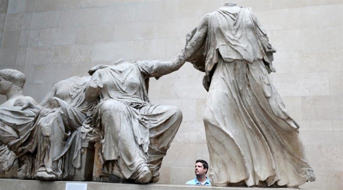 Archivo - LONDRES, 8 de setembro de 2023 -- Um homem vê os Mármores do Partenon, uma coleção de objetos de pedra, inscrições e esculturas, também conhecidos como Mármores de Elgin, no Museu Britânico em Londres, Grã-Bretanha, em 7 de setembro de 2023. Enq