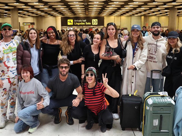 Los participantes de 'Hasta el fin del mundo' llegan al aeropuerto de Madrid tras dos meses de rodaje del programa de televisión 'Hasta el fin del mundo'
