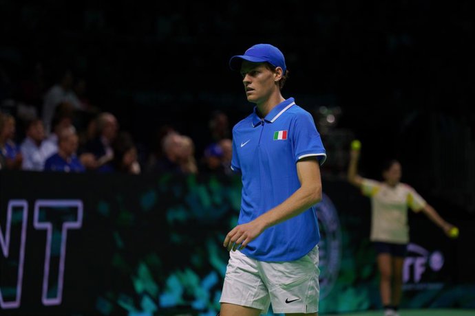 Archivo - Jannik Sinner of Italy in action against Tallon Griekspoor of Netherlands during the Davis Cup 2024 tennis match, Final, played between Italy and Netherlands at Martin Carpena Pavilion on November 24, 2024, in Malaga, Spain