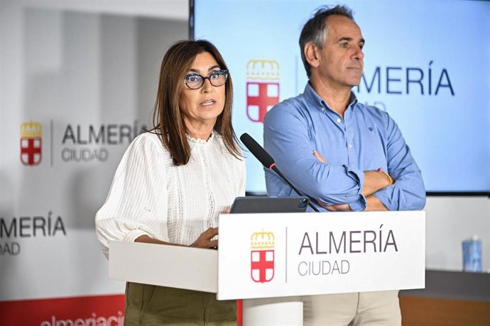 La portavoz del equipo de gobierno del Ayuntamiento de Almería, Sacramento Sánchez, junto al concejal de Agua, Zonas Verdes y Agricultura, Juanjo Segura.