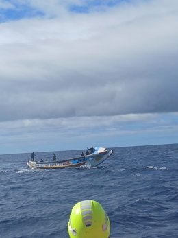Cayuco localizado a una decena de millas de El Hierro