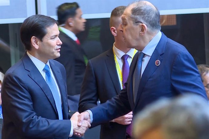 Archivo - Malaysia, Kuala Lumpur, July 11, 2025: Russia's Foreign Minister SERGEI LAVROV (R) and United States Secretary of State MARCO RUBIO shake hands ahead of the East Asia Summit (EAS) Foreign Ministers' Meeting.