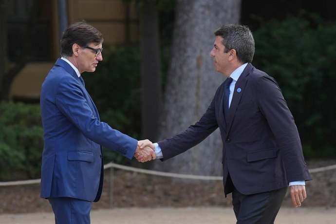 Archivo - El presidente de la Generalitat de Cataluña, Salvador Illa (i), saluda al presidente de la Comunidad Valenciana, Carlos Mazón (d), a su llegada a la XXVIII Conferencia de Presidentes.