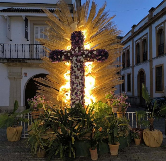 Archivo - Cruz de Mayo de la Hermandad del Via Crucis, con la colaboración con la Escuela de Arte y Superior de Diseño 'Mateo Inurria', con la mirada puesta en el Barroco cordobés, en una imagen de archivo.
