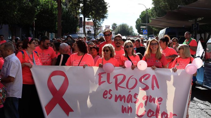 Participantes en San Juan de Aznalfarache en la marcha contra el cáncer de mama celebrada este 19 de octubre.