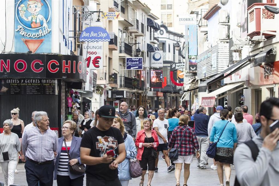 Archivo - Varias personas circulan por una de las principales calles comerciales de la ciudad de Benidorm (Alicante) en una imagen de archivo