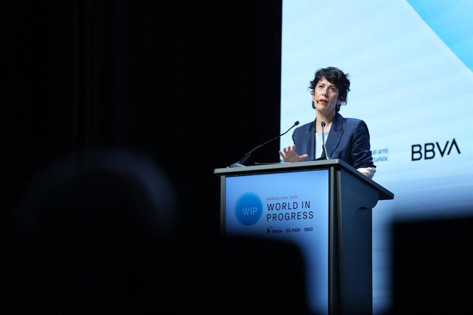 La ministra de Inclusión, Seguridad Social y Migraciones, Elma Saiz, interviene durante la segunda edición del foro 'World in Progress', en el Palau de Congressos de Catalunya.
