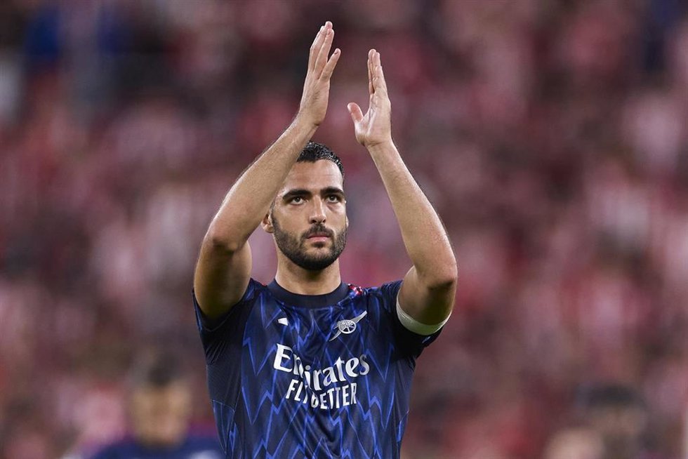 Archivo - El centrocampista del Arsenal Mikel Merino, ante el Athletic Club en Champions. 