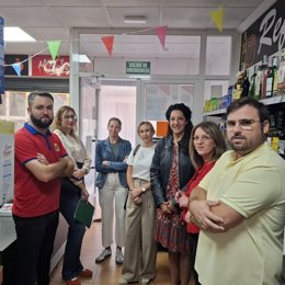 Visita al supermercado de uno de los beneficiarios de las ayudas a autónomos.