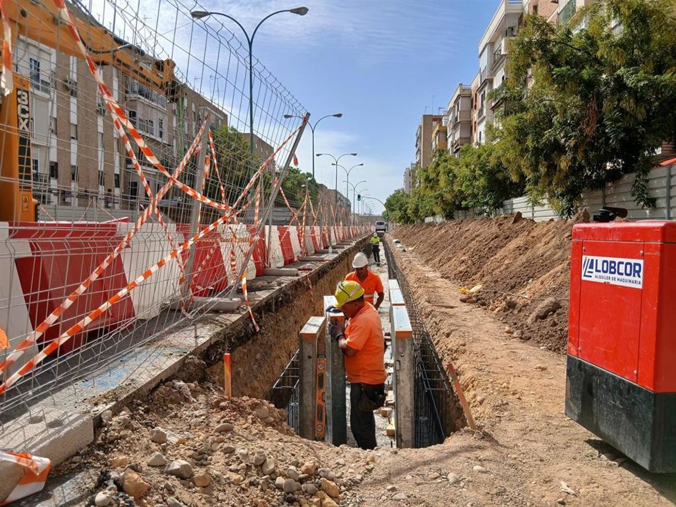 Labores de instalaciones en la Línea 3 Norte del Metro.