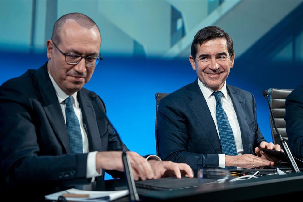 Archivo - El consejero delegado de BBVA, Onur Gen (i) y su presidente Carlos Torres Vila (d), durante la presentación de los resultados de BBVA en 2022, a 1 de febrero de 2023, en Madrid (España).