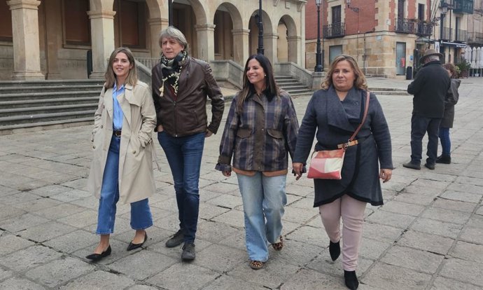 De izda a dcha, Valle y Martínez junto a miembros del partido en las jornadas 'Mujeres que sostienen el territorio'.