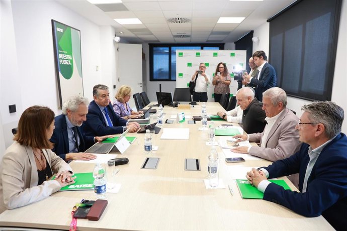 El consejero de Sanidad, Presidencia y Emergencias de la Junta de Andalucía, Antonio Sanz, se ha reunido en Sevilla con el Sindicato de Enfermería (Satse). 