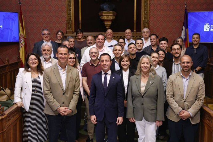 El presidente del Consell de Mallorca, Llorenç Galmés, recibe en audiencia a los galardonados de la Gala de los Premios Gastronómicos 2025