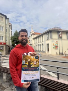 El concejal Jorge González con el cartel del programa