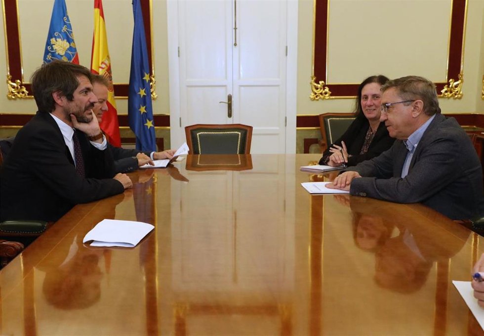 Archivo - El conseller de Educación, Cultura, Universidades y Empleo, José Antonio Rovira, y el ministro de Cultura, Ernest Urtasun, en imagen de archivo