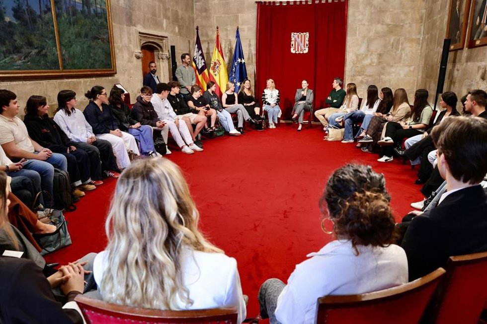 La presidenta del Govern, Marga Prohens, recibe a un grupo de alumnos del primer curso del grado de Comunicación del Cesag