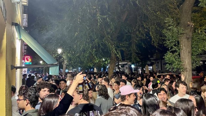 Los vecinos advierten que 'Tapapiés' es un "desmadre" con gente "bebiendo en la calle"