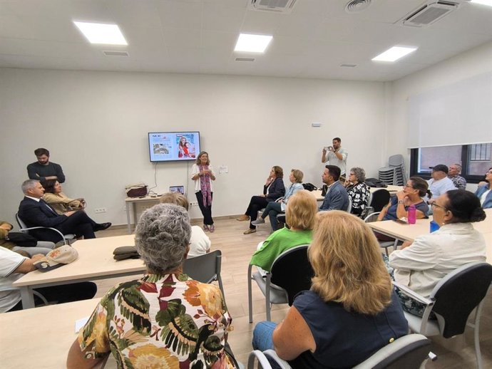 La periodista Carmela Ríos en una charla dentro del proyecto educativo de alfabetización mediática 'Prensa sin edad' en Rincón de la Victoria.