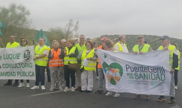 Morales (centro), durante su participación en el corte de la carretera N-431 en defensa de la sanidad pública.