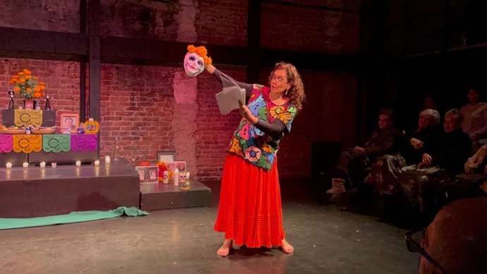 Archivo - Collage escénico que rinde tributo a Sor Juana Inés de la Cruz en la Fiesta de Muertos mexicana.