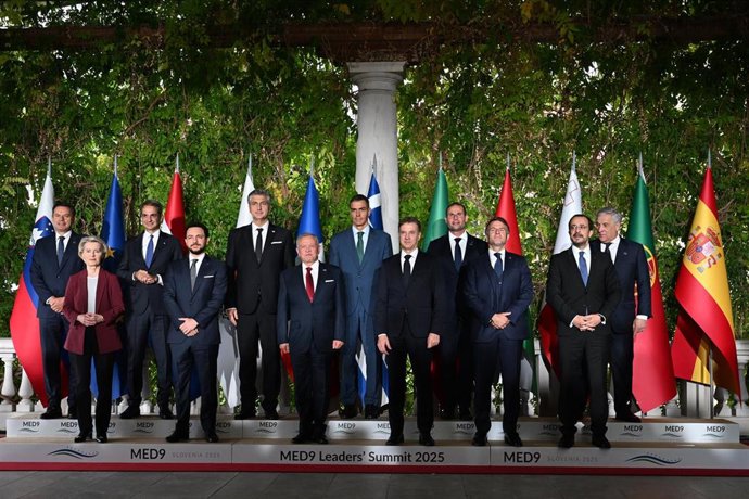 El presidente del Gobierno, Pedro Sánchez, posa junto a los líderes de los países UE MED-9 y al Rey de Jordania, Abdalá II, a 20 de octubre de 2025, en Portoroz (Eslovenia)