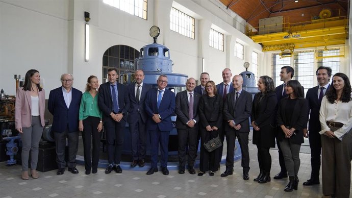 Foto de grupo después de la firma del convenio entre FEDA y Endesa