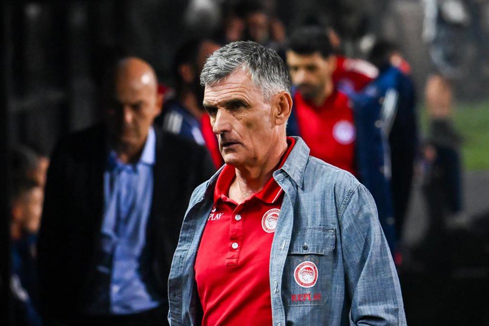 El entrenador español José Luis Mendilibar en un partido con Olympiacos
