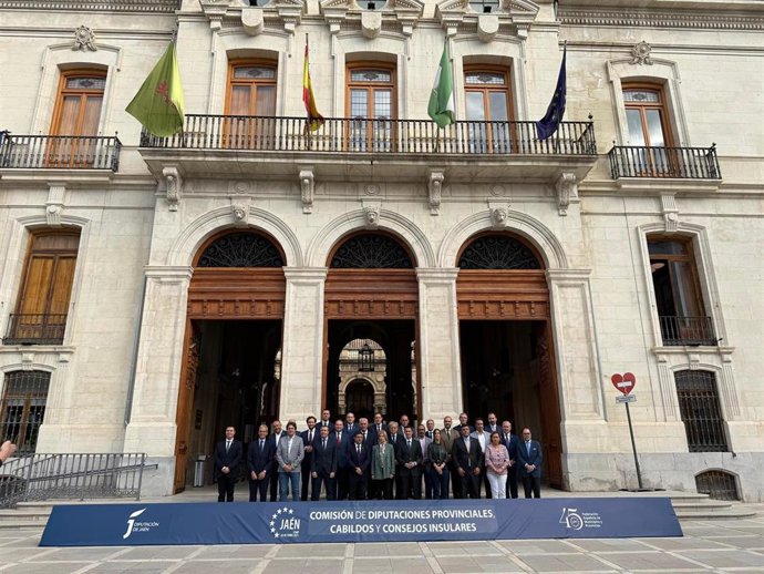 Representantes de diputaciones, cabildos y consells insulares durante la reunión celebrada en el Palacio Provincial de Jaén.