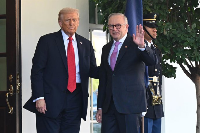 19 October 2025, US, Washington: Australian Prime Minister Anthony Albanese is greeted by US President Donald Trump at the White House in Washington. Photo: Lukas Coch/AAP/dpa