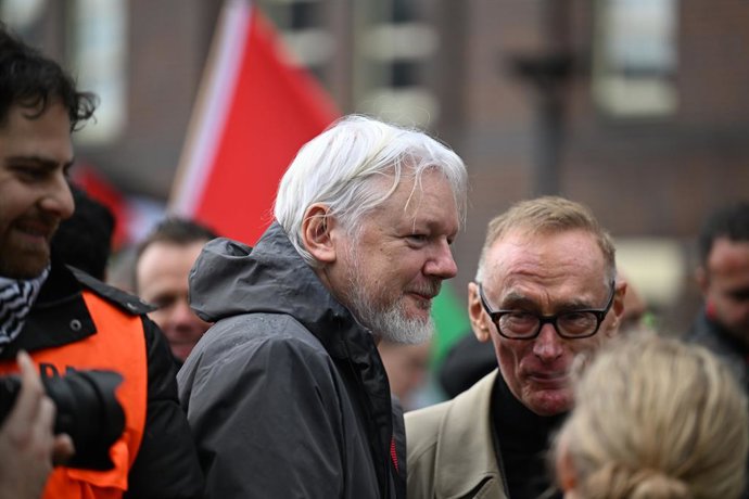 Archivo - 03 August 2025, Australia, Sydney: WikiLeaks founder Julian Assange and Former NSW Premier Bob Carr (right) are seen during the Palestine Action Group's March for Humanity in Sydney. Photo: Dean Lewins/AAP/dpa